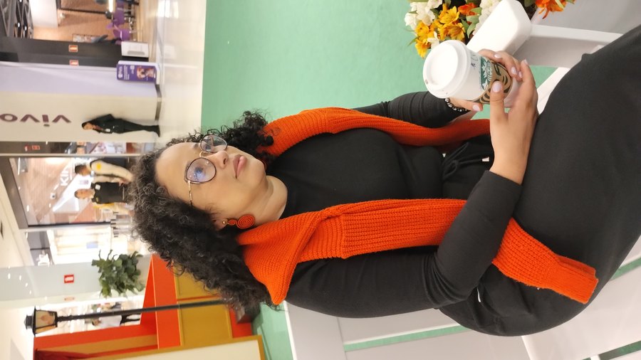 Letícia com uma xícara de café