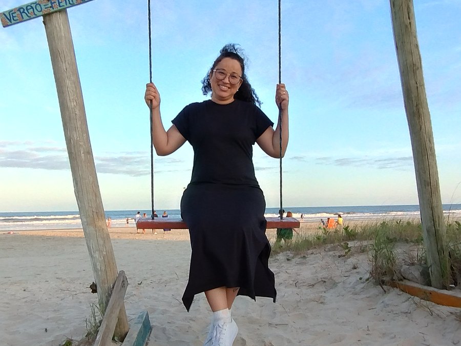 Letícia no balanço na praia